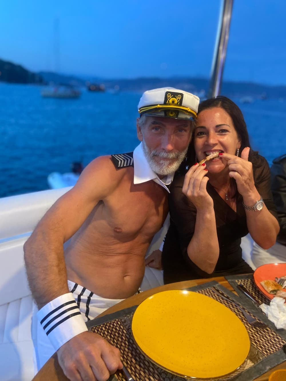 Concedetevi un momento di lusso a La Spezia trascorrendo un'intera giornata su uno yacht a motore.