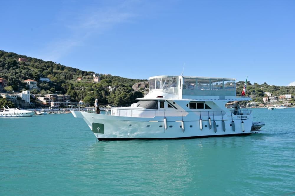 Concedetevi un momento di lusso a La Spezia trascorrendo un'intera giornata su uno yacht a motore.