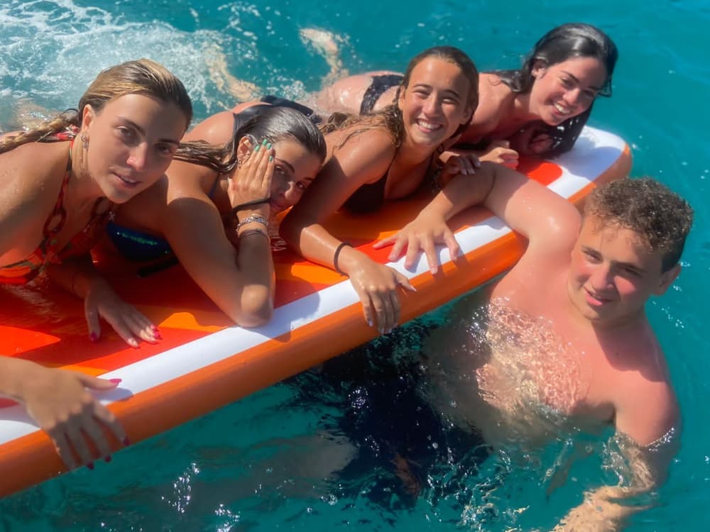 Concedetevi un momento di lusso a La Spezia trascorrendo un'intera giornata su uno yacht a motore.