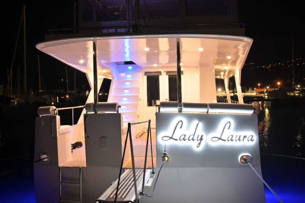 Concedetevi un momento di lusso a La Spezia trascorrendo un'intera giornata su uno yacht a motore.