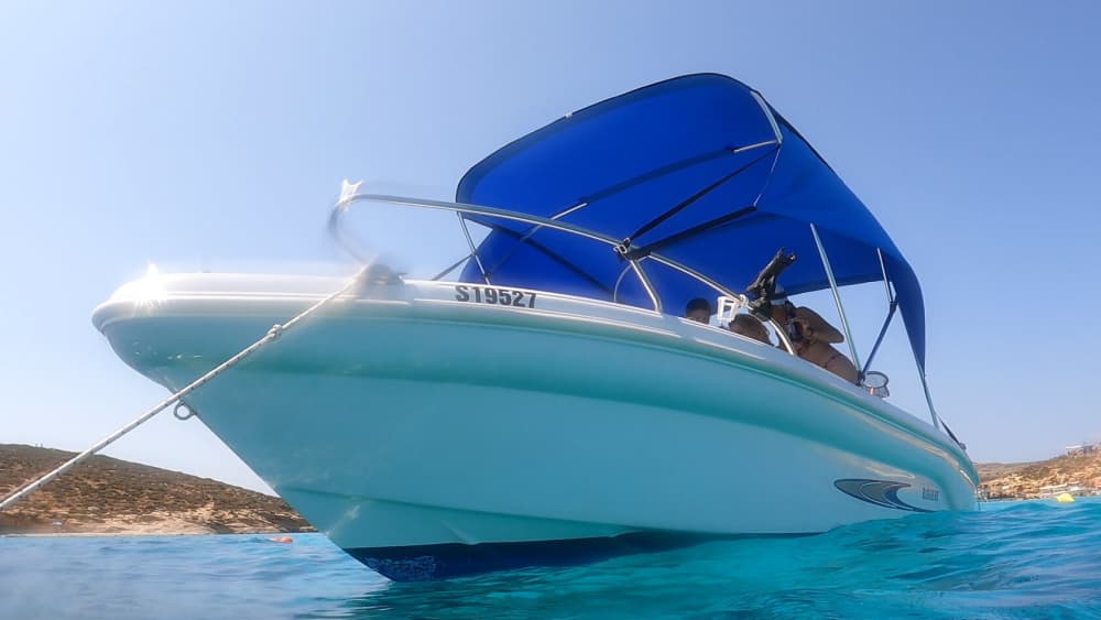 Prenez une demi-journée pour vous détendre sur un bateau à moteur à Saint Julian's.