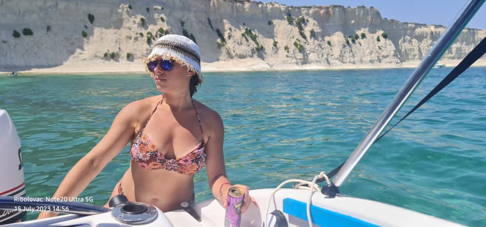 Prenez une demi-journée pour vous détendre sur un bateau à moteur à Saint Julian's.