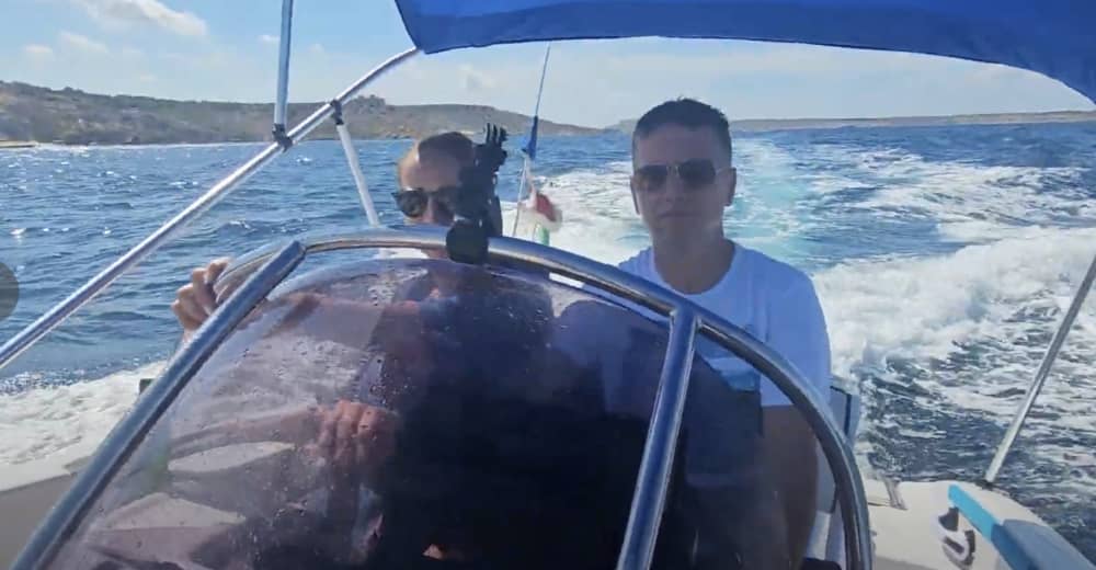 Prenez une demi-journée pour vous détendre sur un bateau à moteur à Saint Julian's.