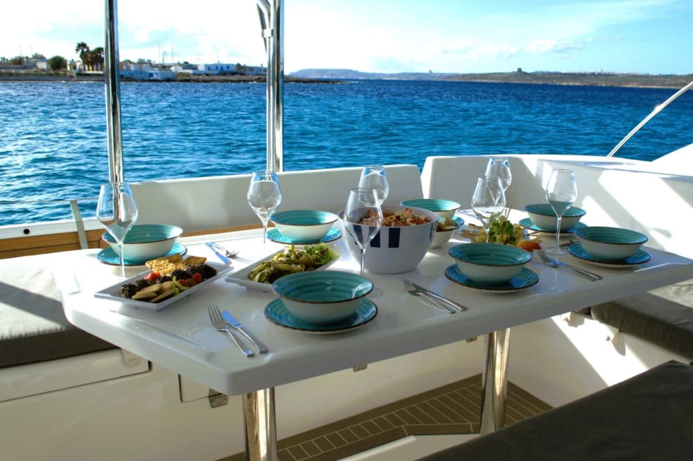 Crociera di un giorno intero in catamarano da Sliema a bordo di un Powercatamaran da 640 CV