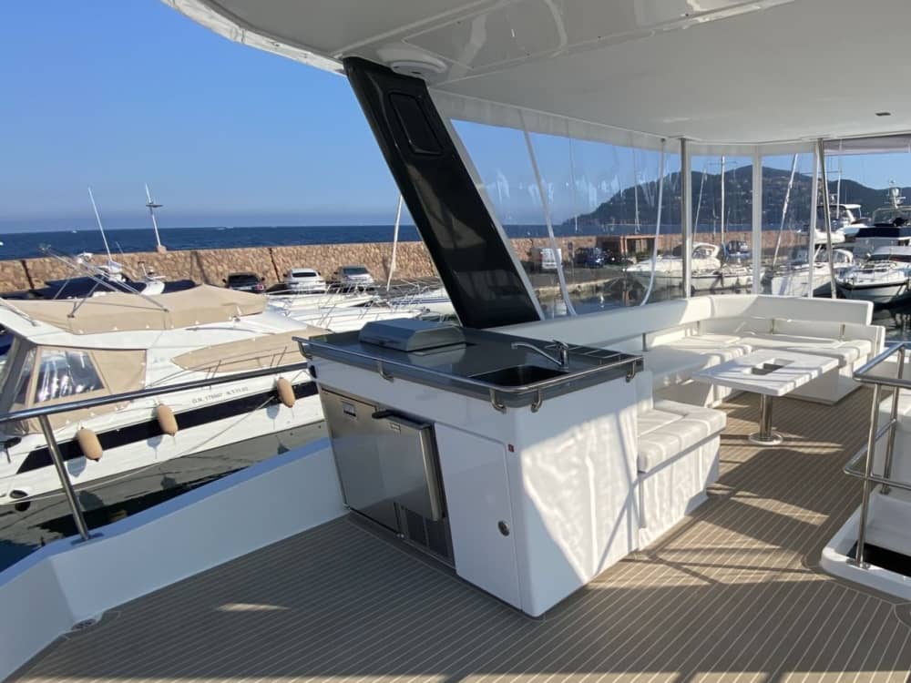 Crociera di un giorno intero in catamarano da Sliema a bordo di un Powercatamaran da 640 CV