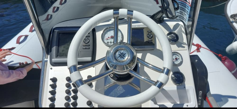 Scopri Mali Lošinj a bordo di una barca a motore per 9 ore.