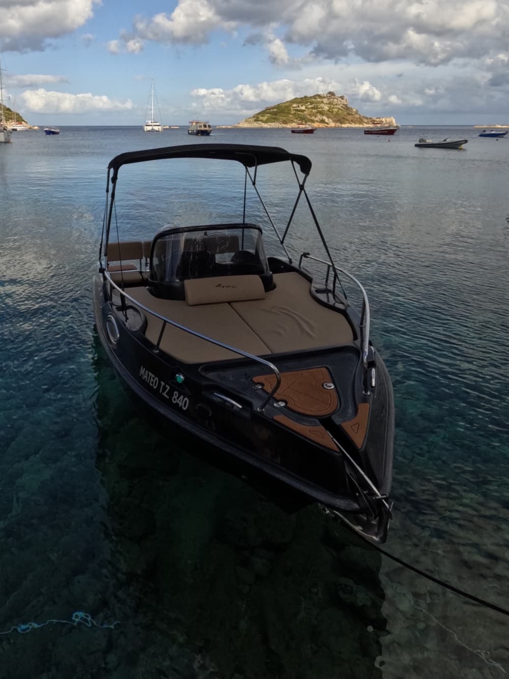 Zakynthos'u keşfetmek için motorlu tekneyle 5 saat 15 dakikalık keyifli bir yolculuğun tadını çıkarın.