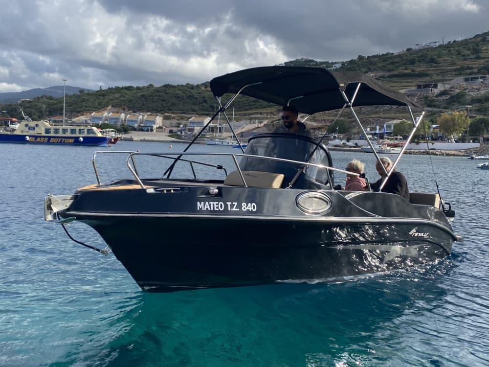 Zakynthos'u keşfetmek için motorlu tekneyle 5 saat 15 dakikalık keyifli bir yolculuğun tadını çıkarın.
