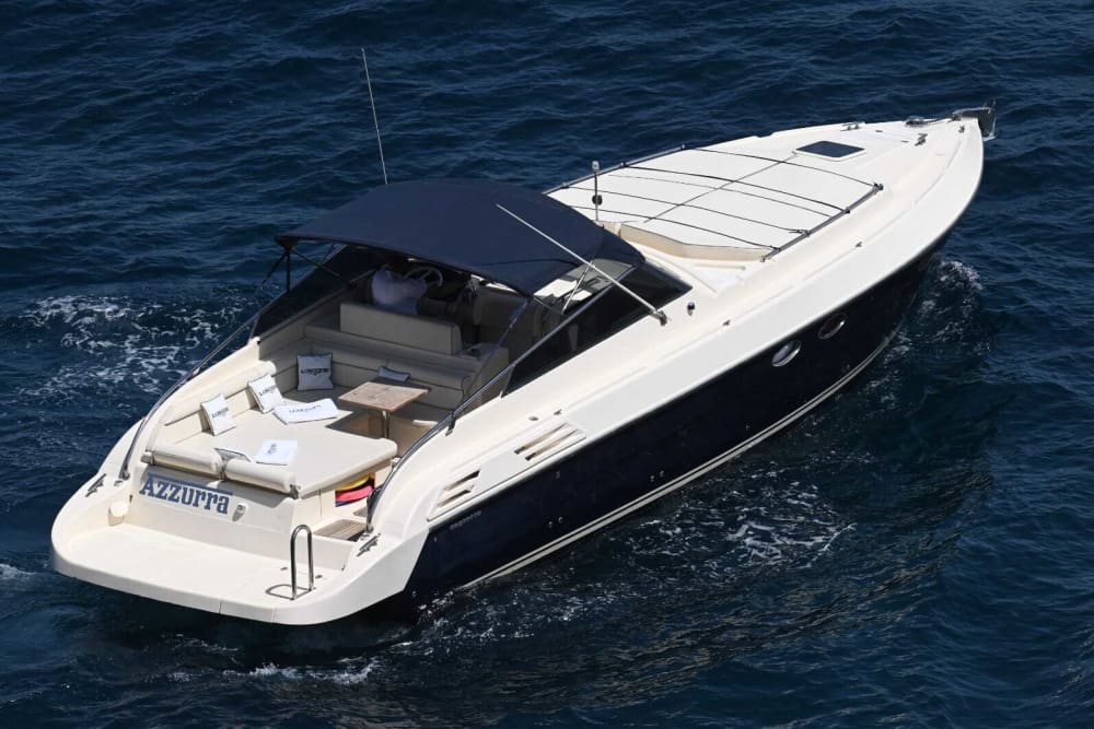 Facile fuga a Capri: un'escursione in barca di 3 ore e 15 minuti a bordo di un motoscafo.