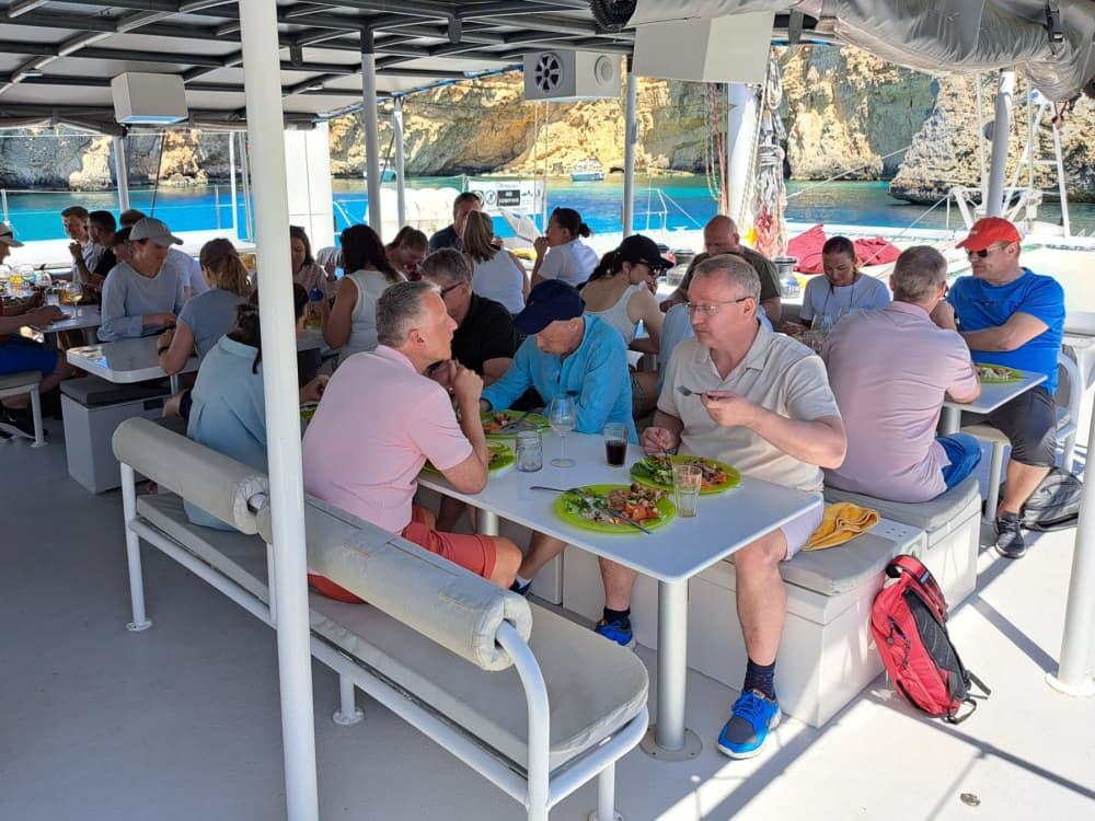 Całodniowy rejs katamaranem ze Sliemy – odkryj Maltę drogą morską