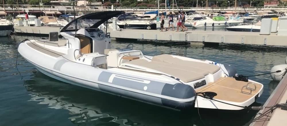 4h to explore Porto Cervo on a motorboat