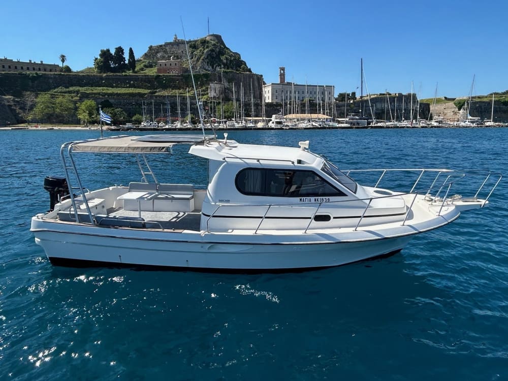 Prenez une demi-journée pour vous détendre sur un bateau à moteur à Corfou.