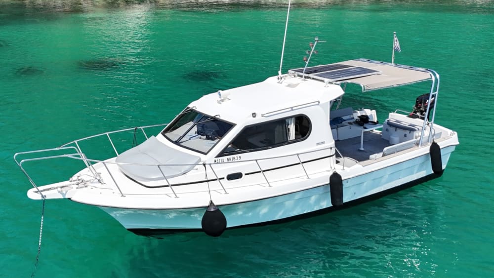 Prenez une demi-journée pour vous détendre sur un bateau à moteur à Corfou.
