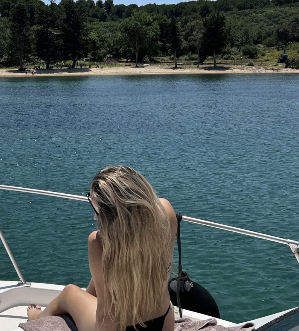 Prenez une demi-journée pour vous détendre sur un bateau à moteur à Corfou.