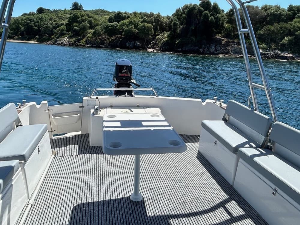 Prenez une demi-journée pour vous détendre sur un bateau à moteur à Corfou.