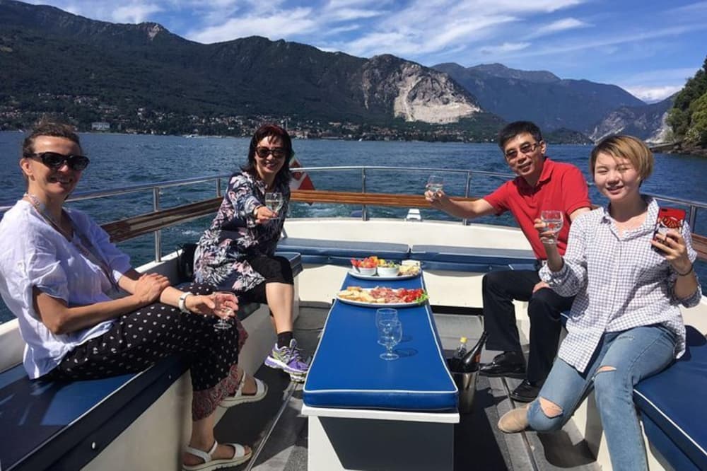 Entspannen Sie sich 3 Stunden und 30 Minuten lang auf einem Motorboot in Feriolo, Baveno.