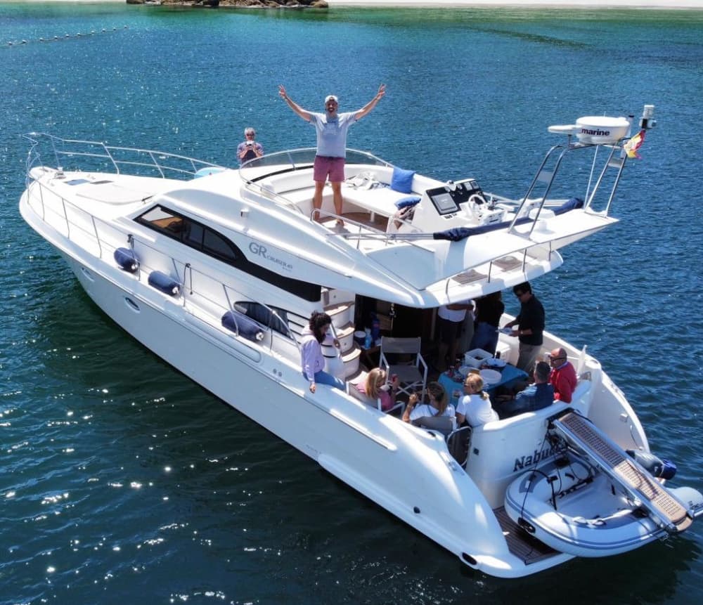 Descubre Sanxenxo en lancha motora durante 8 horas.