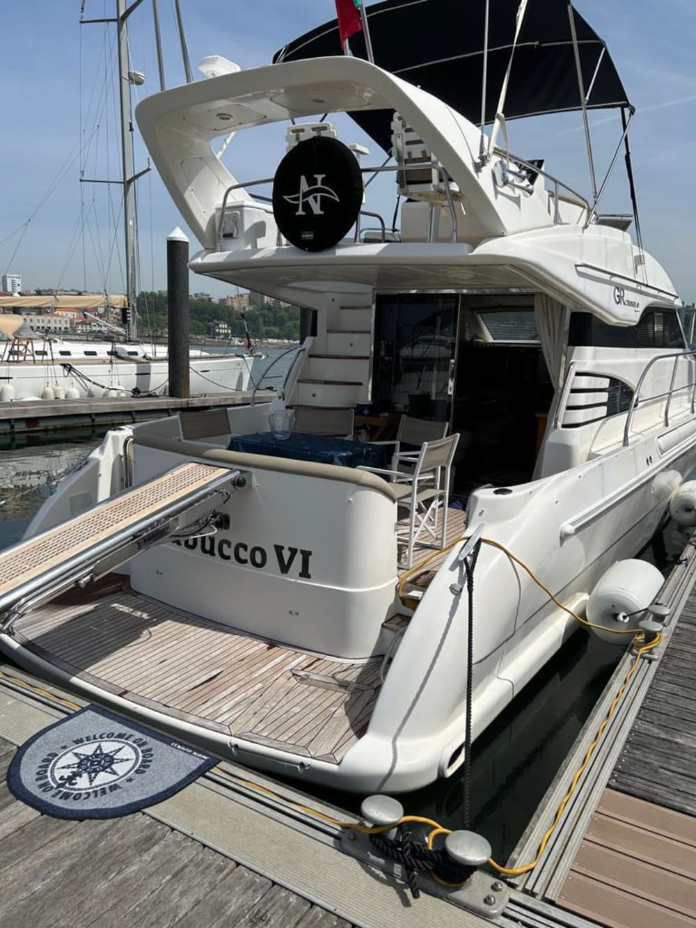 Descubre Sanxenxo en lancha motora durante 8 horas.