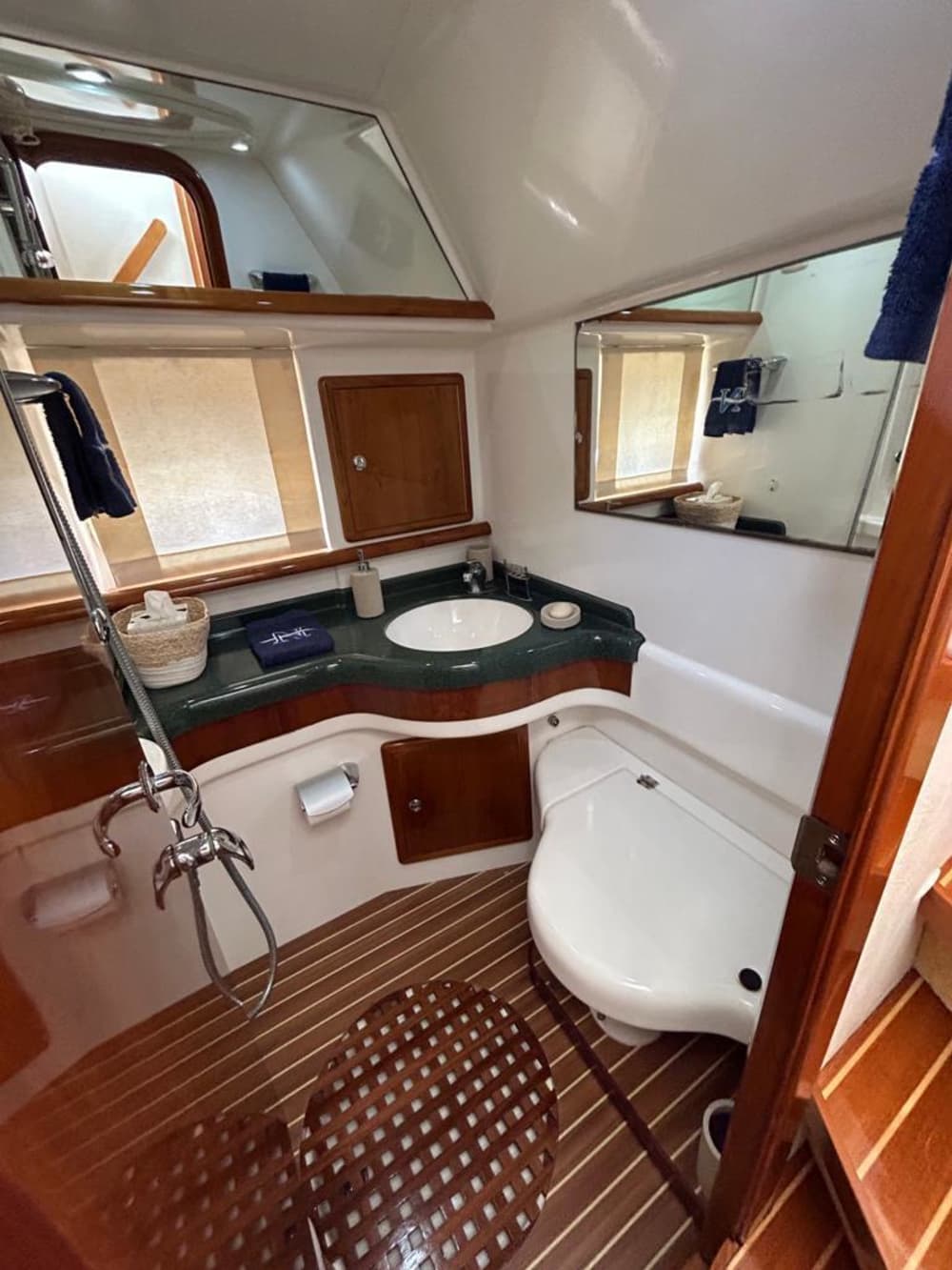 Descubre Sanxenxo en lancha motora durante 8 horas.