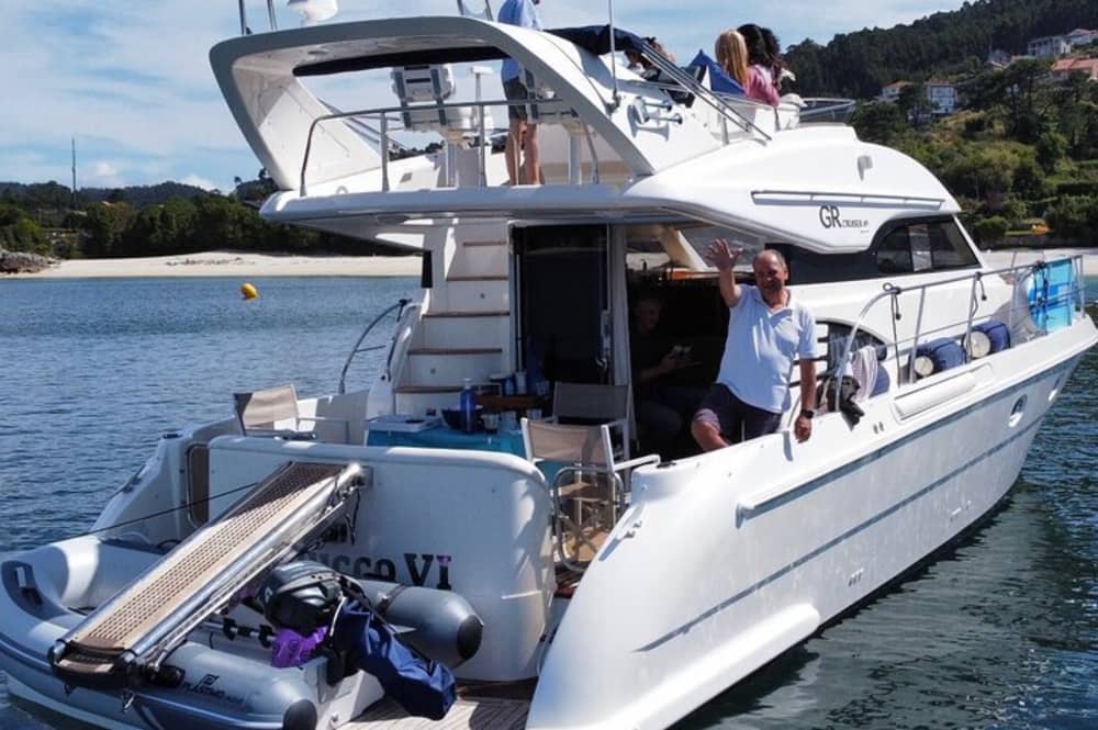 Descubre Sanxenxo en lancha motora durante 8 horas.