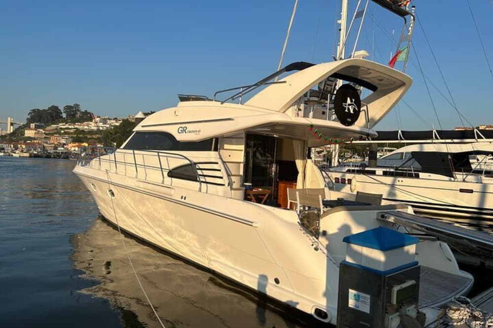 Descubre Sanxenxo en lancha motora durante 8 horas.