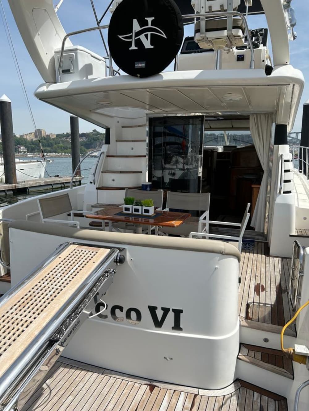 Descubre Sanxenxo en lancha motora durante 8 horas.