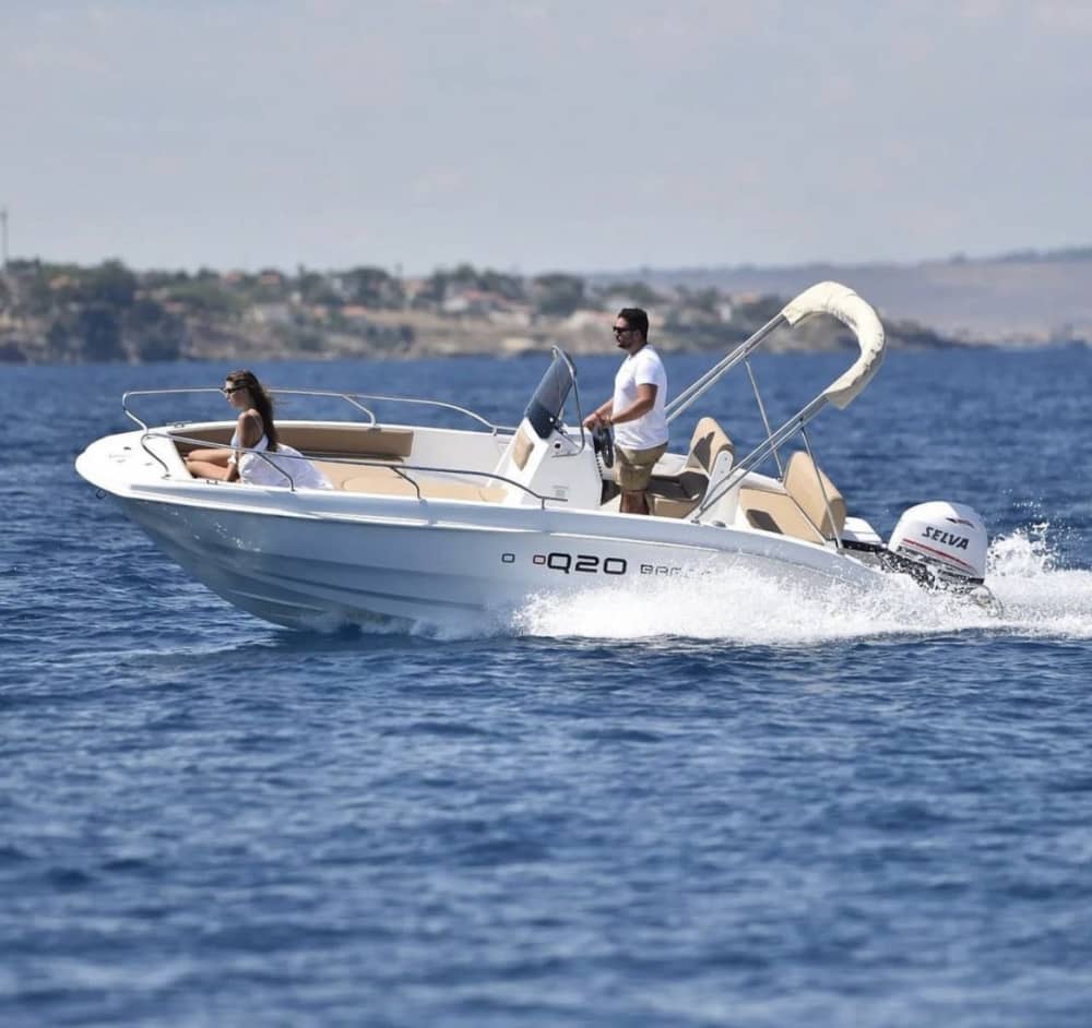 La tua giornata a Sorrento: noleggia una barca a motore per una giornata intera alla scoperta della città.
