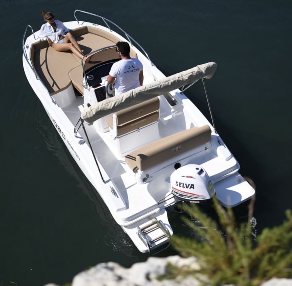 La tua giornata a Sorrento: noleggia una barca a motore per una giornata intera alla scoperta della città.