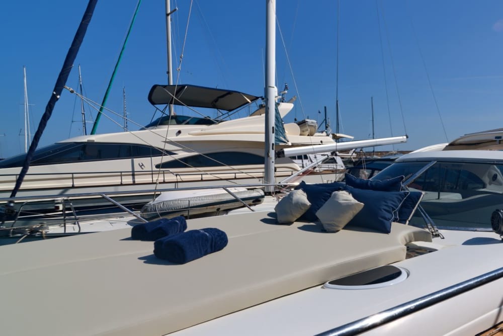 Charter 8 dans un yacht exclusif