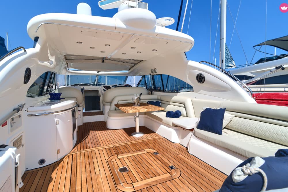 Charter 8 dans un yacht exclusif