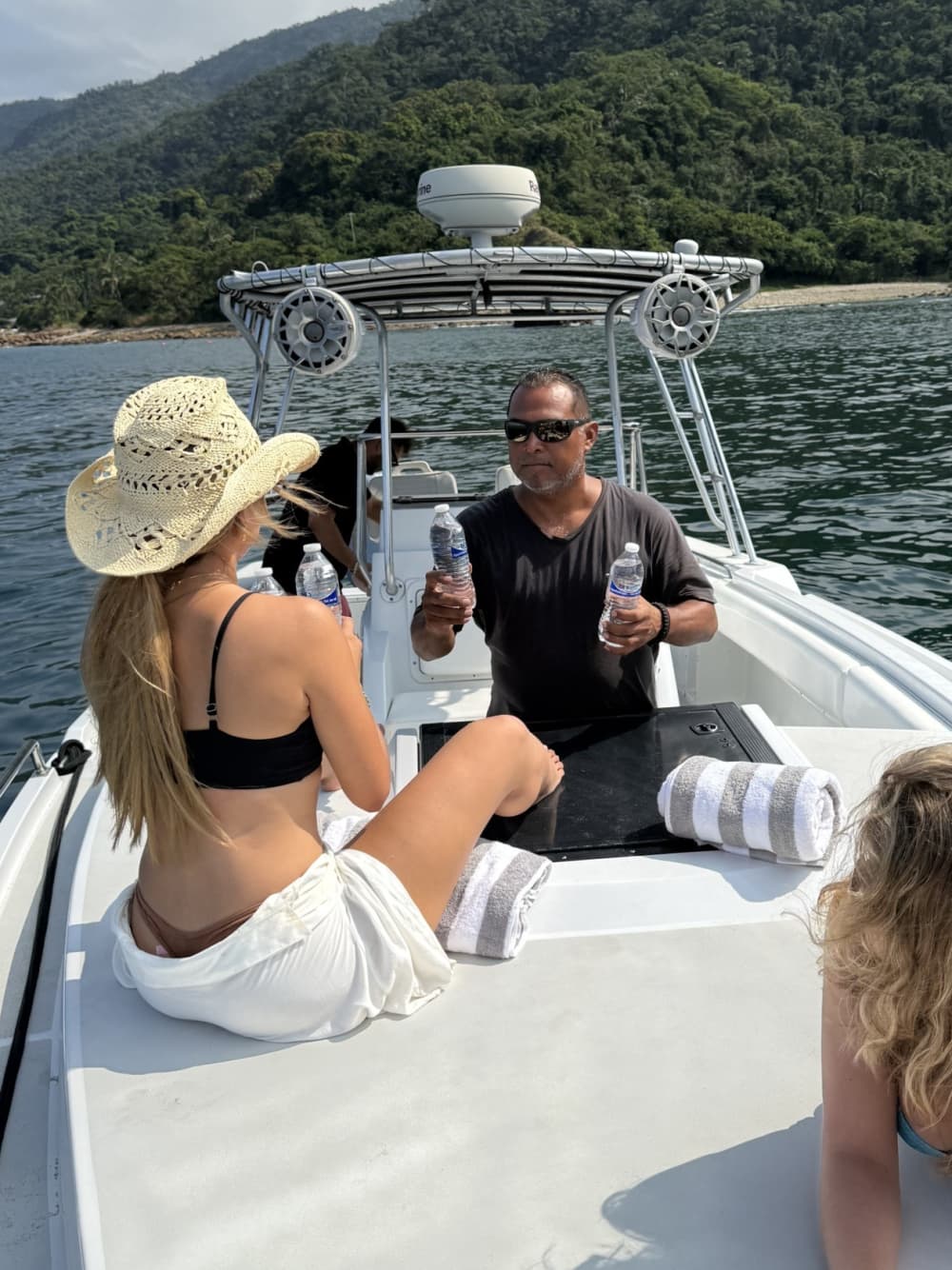 Enjoy 9h on a motorboat to explore Puerto Vallarta