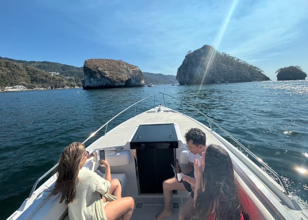 Enjoy 9h on a motorboat to explore Puerto Vallarta