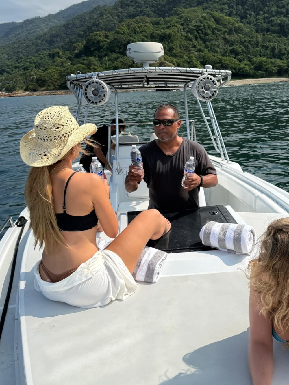 Enjoy 9h on a motorboat to explore Puerto Vallarta