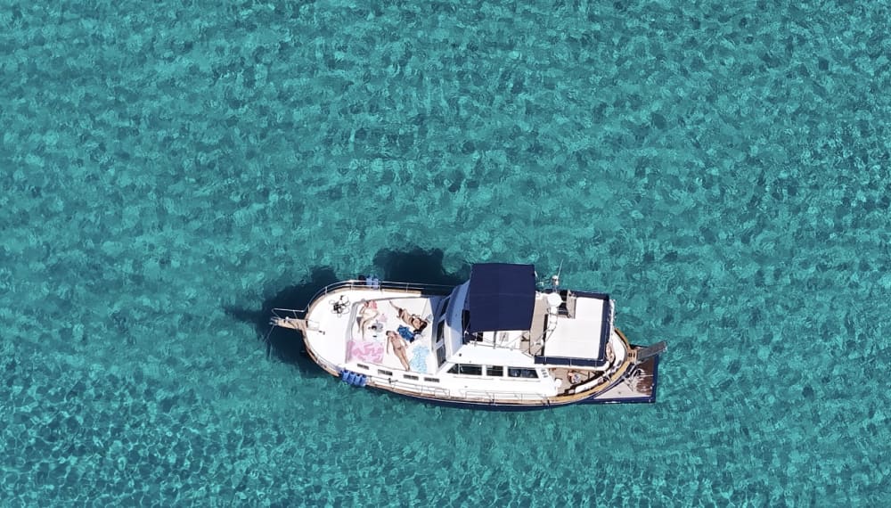 Klassieke boottocht van een hele dag naar de ongerepte baaien van Zuid-Mallorca (Cala Mármols, Caló des Moro, enz.). Ook tochten van vier uur en bij zonsondergang zijn mogelijk.
