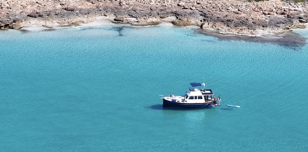 Klassieke boottocht van een hele dag naar de ongerepte baaien van Zuid-Mallorca (Cala Mármols, Caló des Moro, enz.). Ook tochten van vier uur en bij zonsondergang zijn mogelijk.