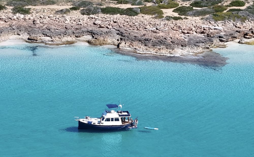 Klassieke boottocht van een hele dag naar de ongerepte baaien van Zuid-Mallorca (Cala Mármols, Caló des Moro, enz.). Ook tochten van vier uur en bij zonsondergang zijn mogelijk.