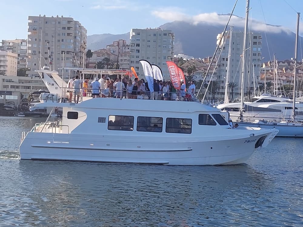 4-timmars katamaranskryssning i Estepona för grupper på upp till 20 personer