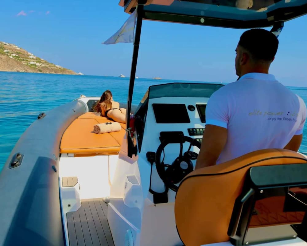 Découvrez Mykonos : une journée entière de soleil sur un bateau à moteur