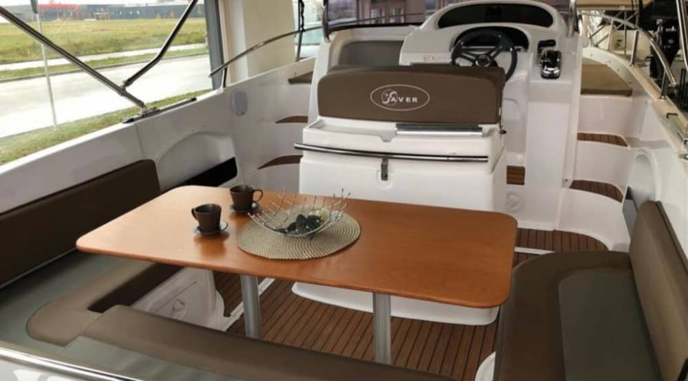 Tu día en Capri: Alquila una lancha motora para 8 horas de descubrimiento.