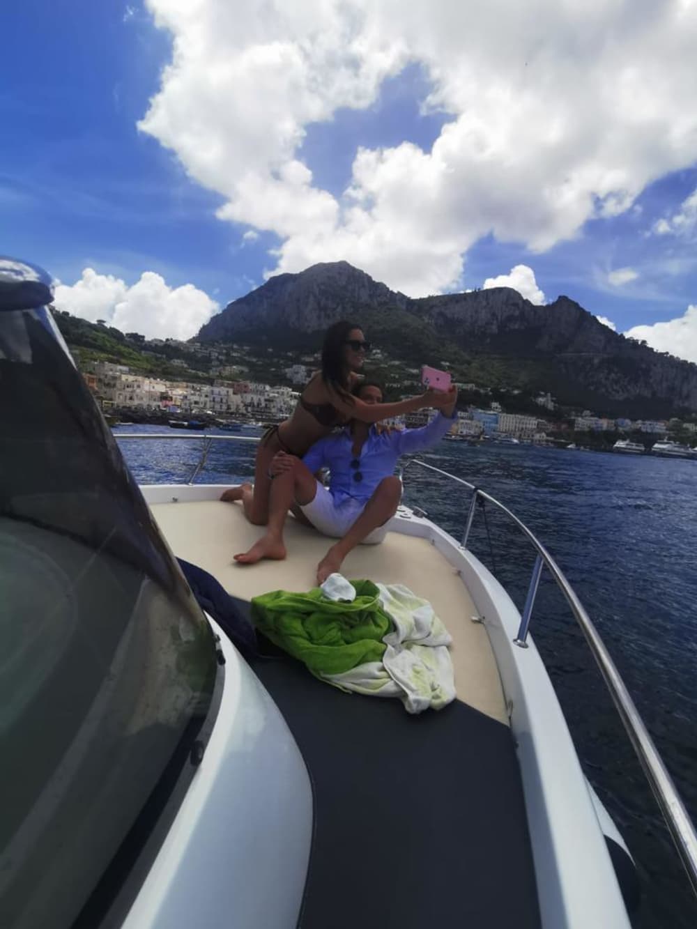 Tu día en Capri: Alquila una lancha motora para 8 horas de descubrimiento.