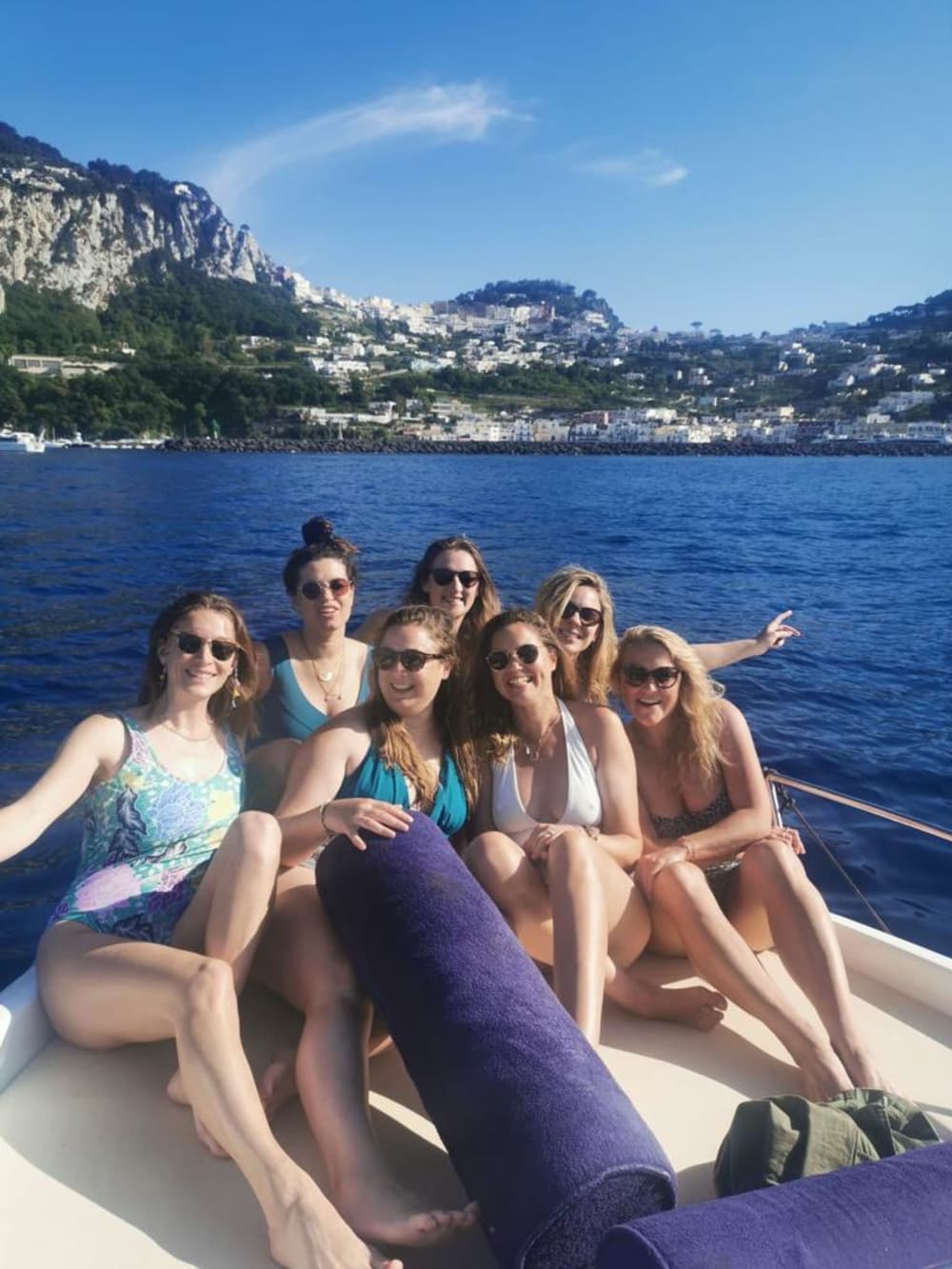 Tu día en Capri: Alquila una lancha motora para 8 horas de descubrimiento.