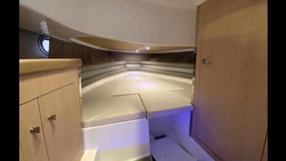 Tu día en Capri: Alquila una lancha motora para 8 horas de descubrimiento.