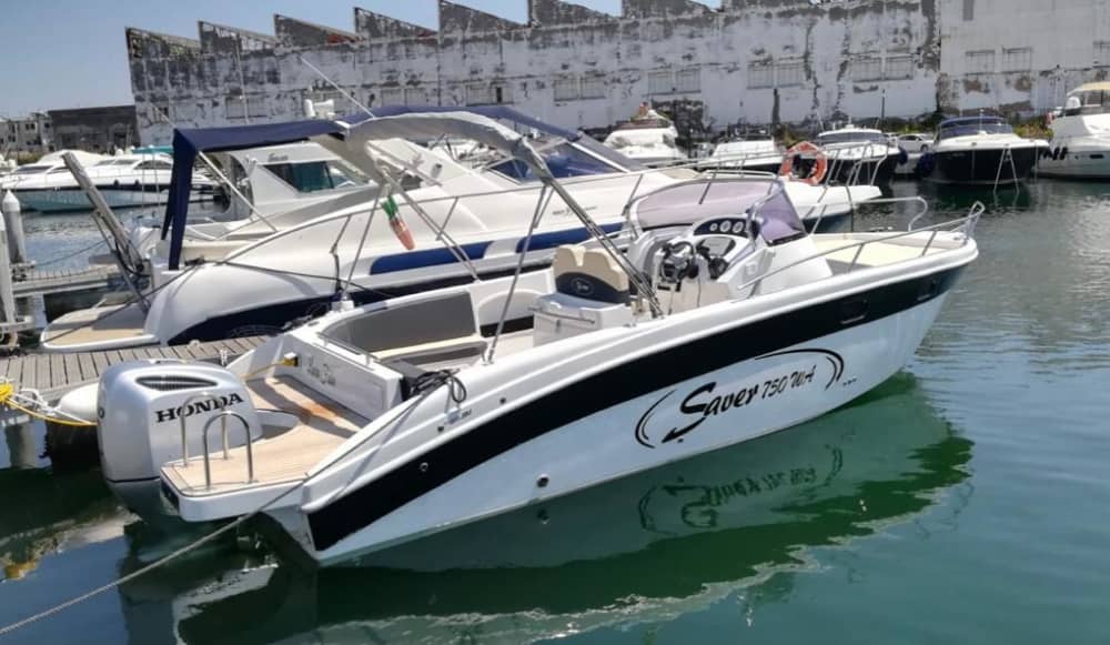Esplora Capri in mezza giornata: noleggia una barca a motore per 3 ore e 30 minuti.