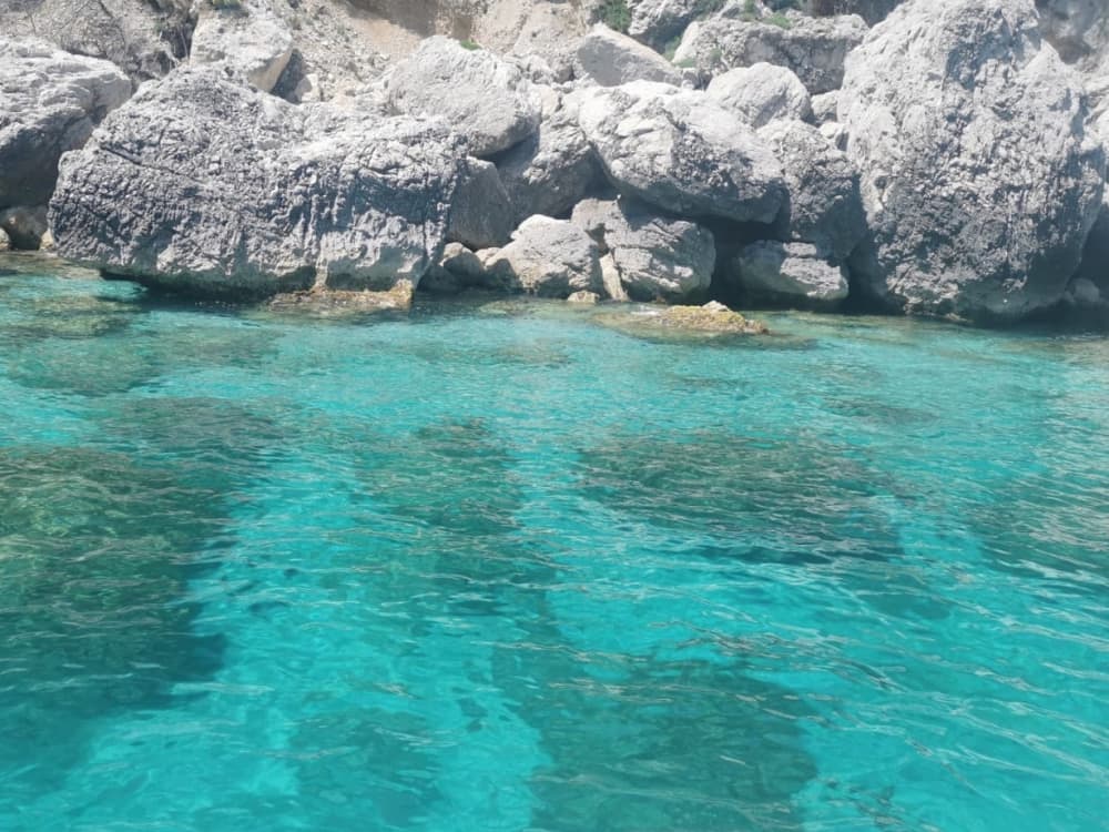 Esplora Capri in mezza giornata: noleggia una barca a motore per 3 ore e 30 minuti.