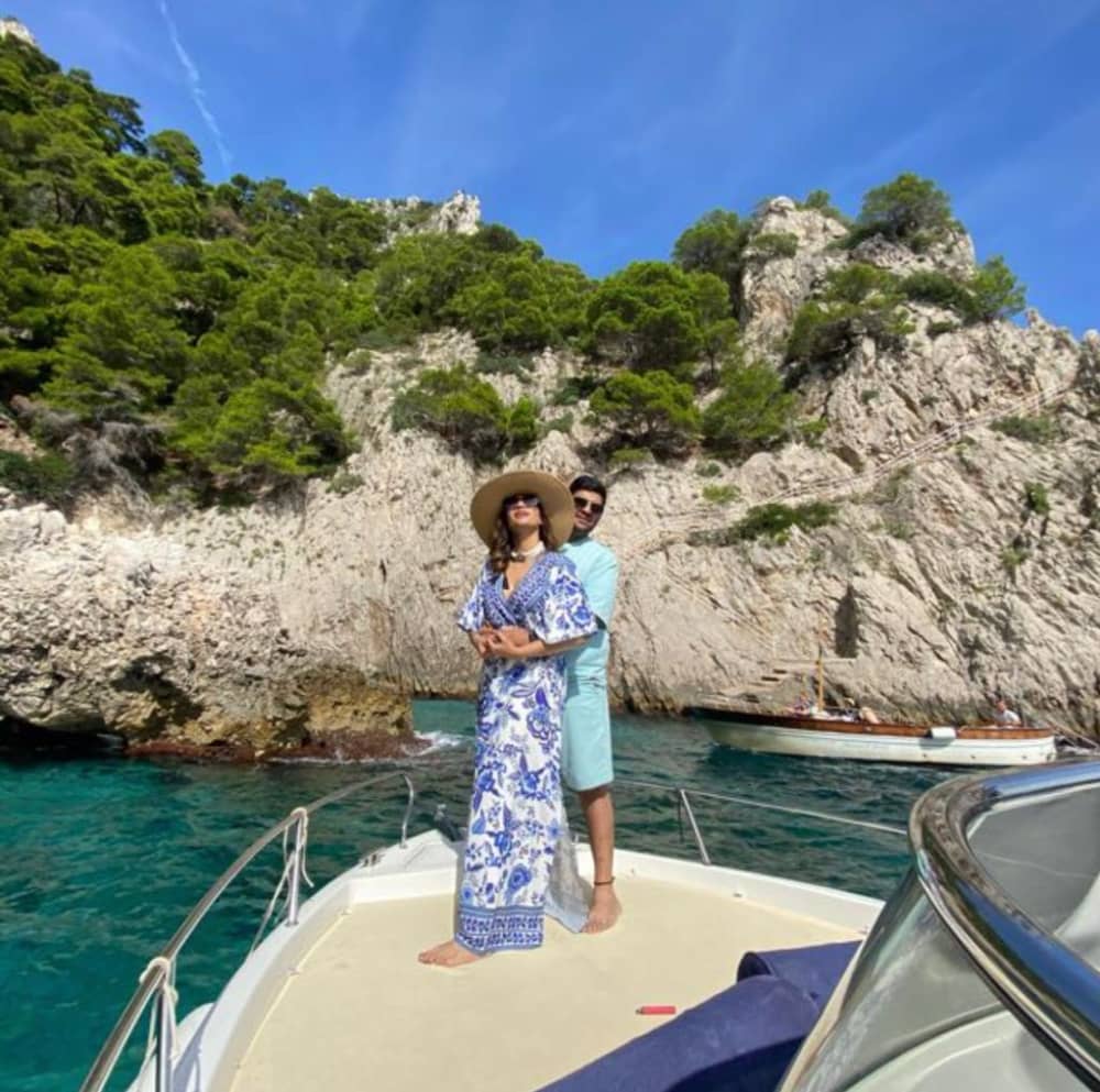 Esplora Capri in mezza giornata: noleggia una barca a motore per 3 ore e 30 minuti.