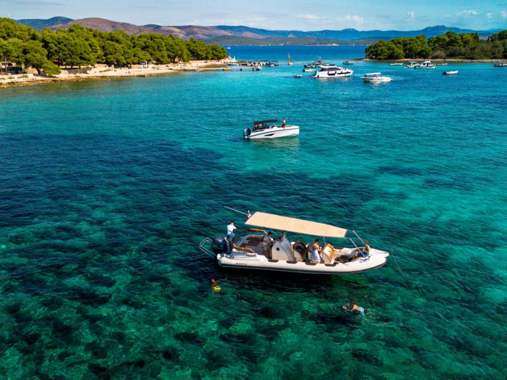 Ολοήμερη εκδρομή με σκάφος στη Γαλάζια Λιμνοθάλασσα και την ιδιωτική εκδρομή με σκάφος στη Σόλτα