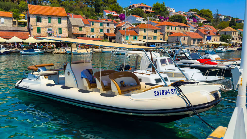 Ολοήμερη εκδρομή με σκάφος στη Γαλάζια Λιμνοθάλασσα και την ιδιωτική εκδρομή με σκάφος στη Σόλτα