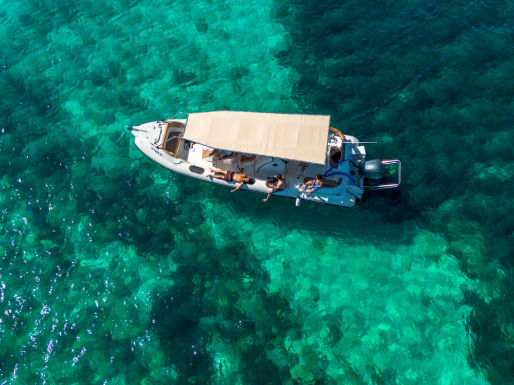 Ολοήμερη εκδρομή με σκάφος στη Γαλάζια Λιμνοθάλασσα και την ιδιωτική εκδρομή με σκάφος στη Σόλτα