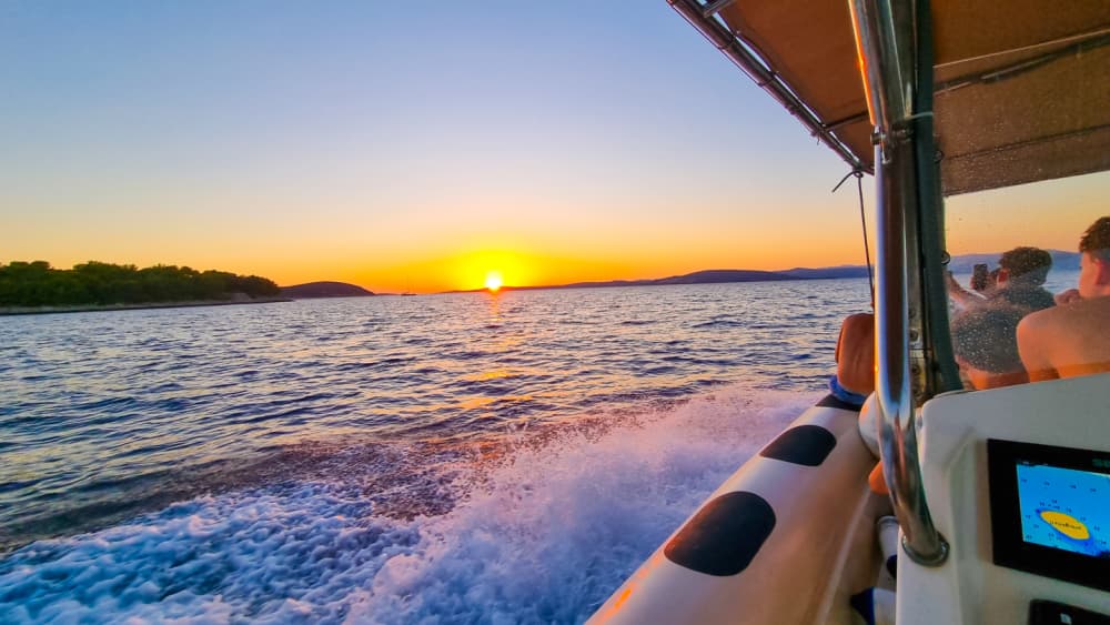 Ολοήμερη εκδρομή με σκάφος στη Γαλάζια Λιμνοθάλασσα και την ιδιωτική εκδρομή με σκάφος στη Σόλτα