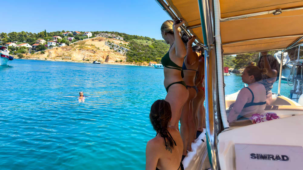 Ολοήμερη εκδρομή με σκάφος στη Γαλάζια Λιμνοθάλασσα και την ιδιωτική εκδρομή με σκάφος στη Σόλτα